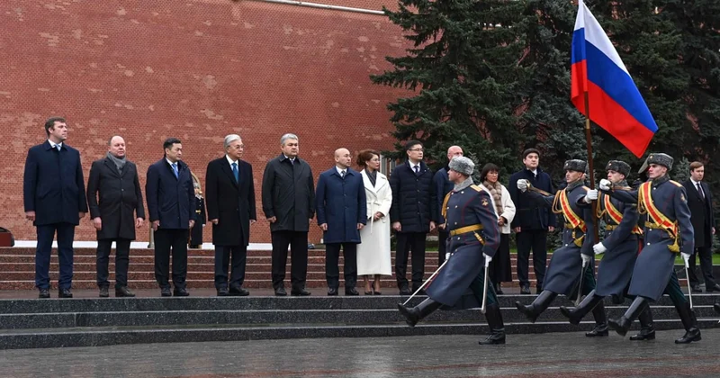 Токаев возложил цветы к мемориалу Могила неизвестного солдата в России