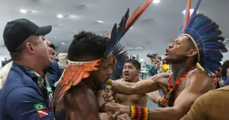 "Деньгами не наешься". Представители коренных народов Амазонии прорвались на климатический саммит в Бразилии, требуя остановить вырубку лесов