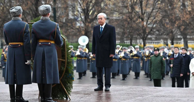 Тоқаев Мәскеуде “Белгісіз жауынгер бейіті“ ескерткіш мемориалына гүл шоғын қойды: 12 қараша 2025, 14:14 жаңалықтар