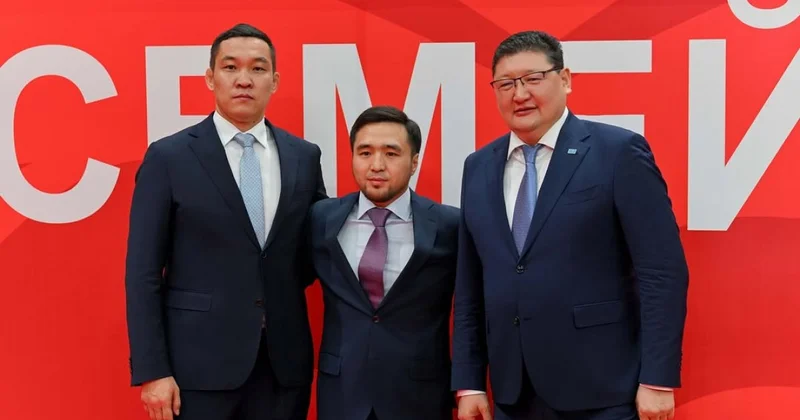 Елдосу Сметову вручили сертификат на 10 млн тенге