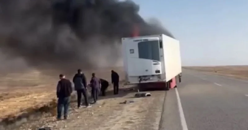 Прицеп грузовика загорелся на трассе в Мангистау (ВИДЕО)