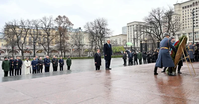 Второй день визита Токаева в Москву: от возложения цветов до встреч