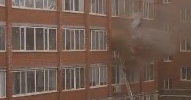 В жилой многоэтажке Уральска прогремел сильный взрыв