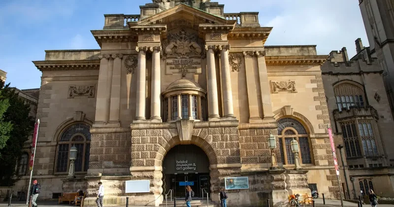Более 600 ценных экспонатов похитили из хранилища Бристольского музея в Великобритании