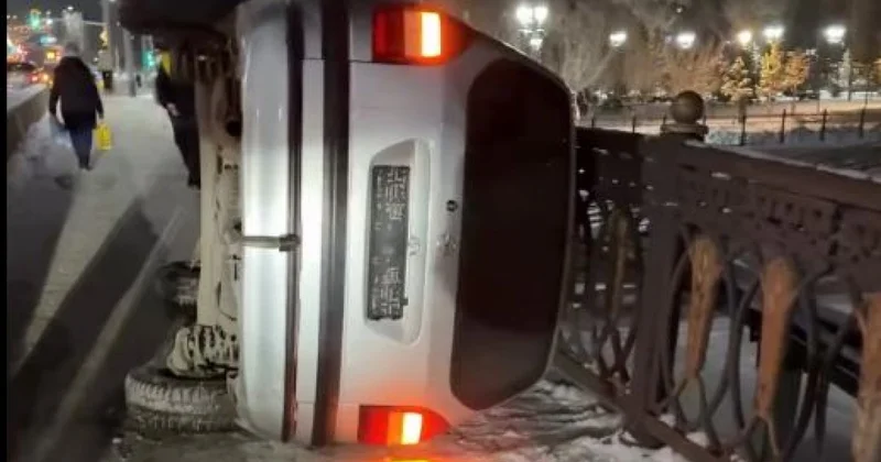 Toyota опрокинулась на бок на мосту в Астане