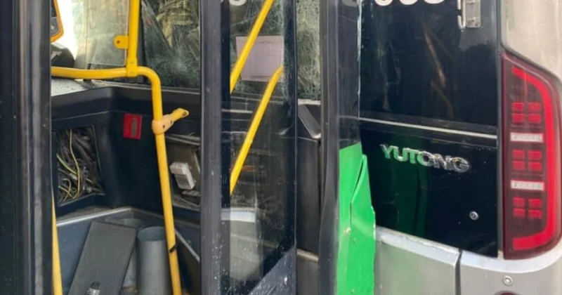 Автобус протаранил троллейбус на остановке в Алматы