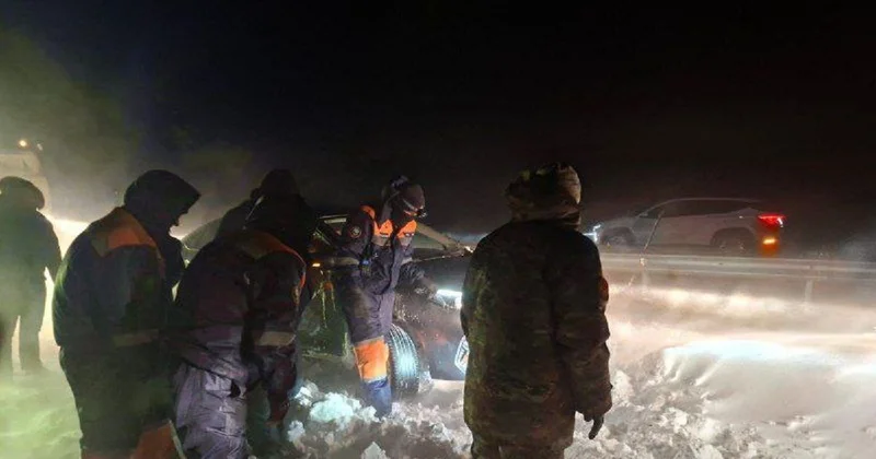 Выехали на закрытые трассы: МЧС спасли около 90 человек из снежных заносов в Алматинской области