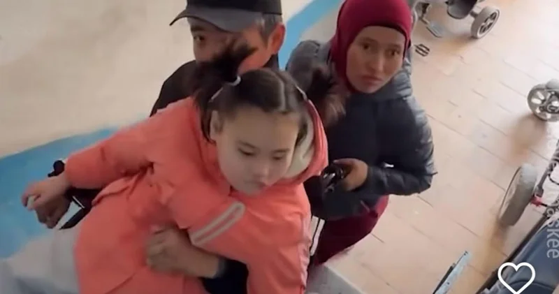 Емге қаражат, қажылыққа жолдама, көлік пен пәтер кілтін табыстады: қара бетперде таққан жігіт арбаға таңылған таксистке көмектесті