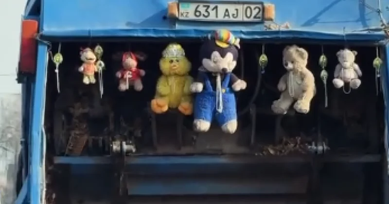 Необычная машина с игрушками привлекла внимание алматинцев