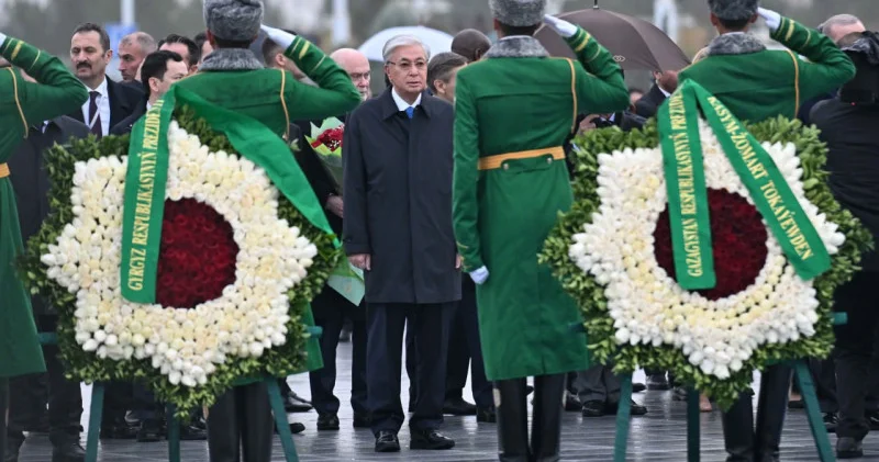 Тоқаев Бейтараптық монументіне гүл шоғын қойды