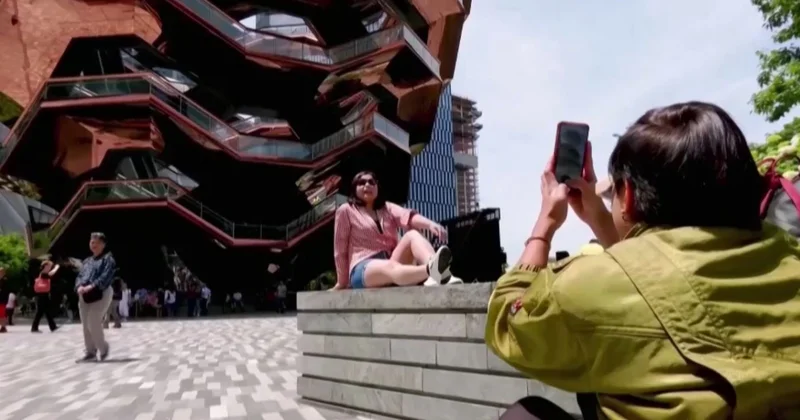 АҚШ 100 мыңнан астам визаның күшін жойды