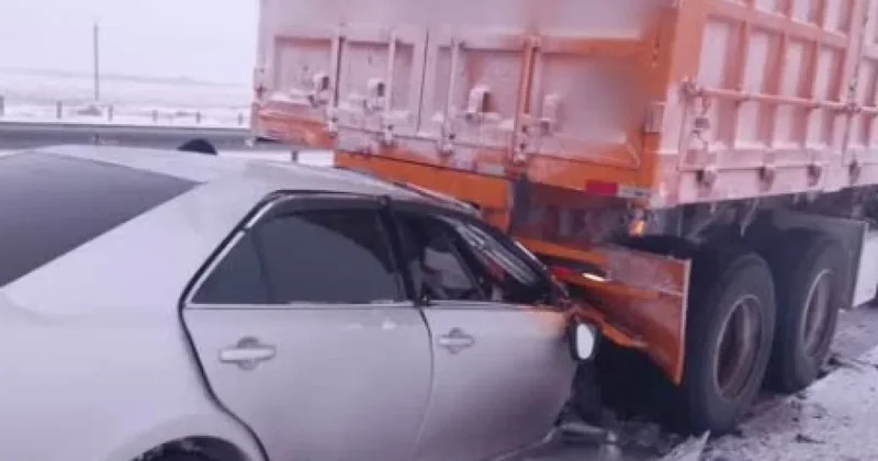 Легковушка врезалась в грузовик: два человека погибли на трассе в Казахстане