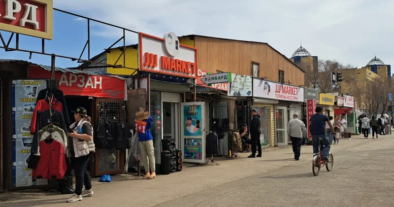 В Астане сносят старый базар у рынка Артём