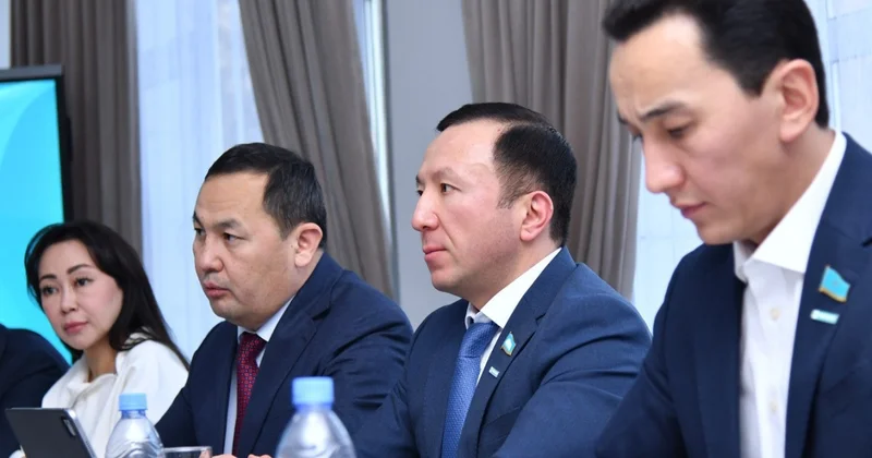 Депутаттар жастармен ашық әңгімелесті