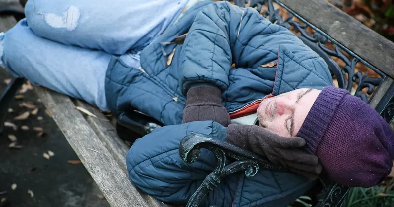 "На скамейке, где лежишь ты, нет свободных мест". Наркологи ожидают наплыв пациентов к середине января