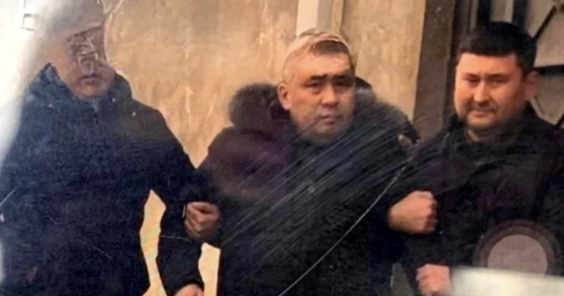 Полицейлер шетінен парамен ұсталып жатыр