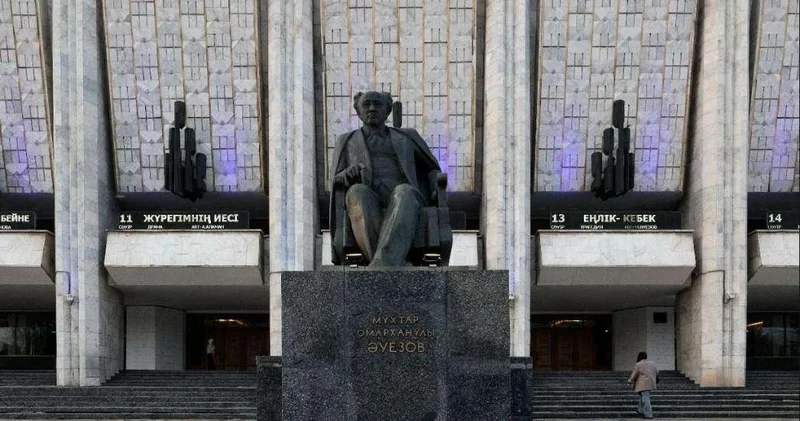 Аида Балаева поздравила драмтеатр имени Ауэзова со 100 летием