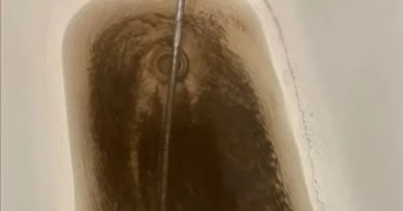 Текут камушки : жители микрорайона в Алматы пожаловались на грязную воду с неприятным запахом