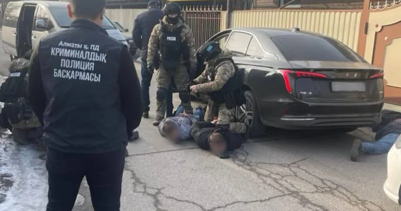 Алматыда арнайы жасақ Жаңа жыл түні ұрлыққа түскендерді ұстады: видео