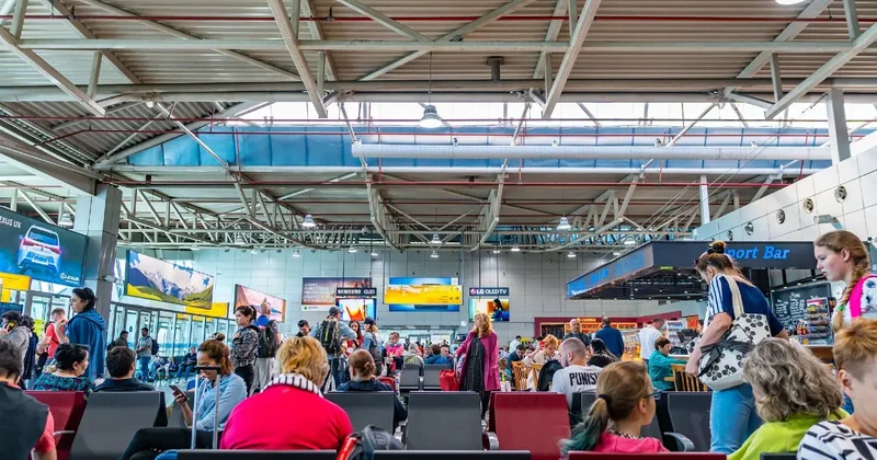 Поймал коллегу на взятках и получил миллион: экс сотрудника аэропорта Алматы осудили за мошенничество