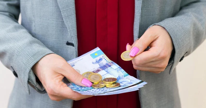 Почему банки повышают комиссии для казахстанцев в 2026 году