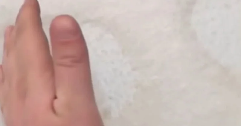 Желтый и розовый снег выпал на востоке Казахстана: экологи сделали заявление