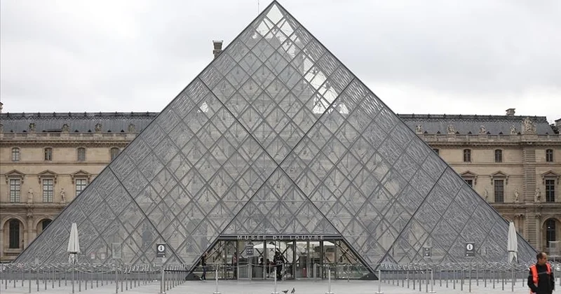 ​Париждегі Лувр музейі ереуілге байланысты жабылды
