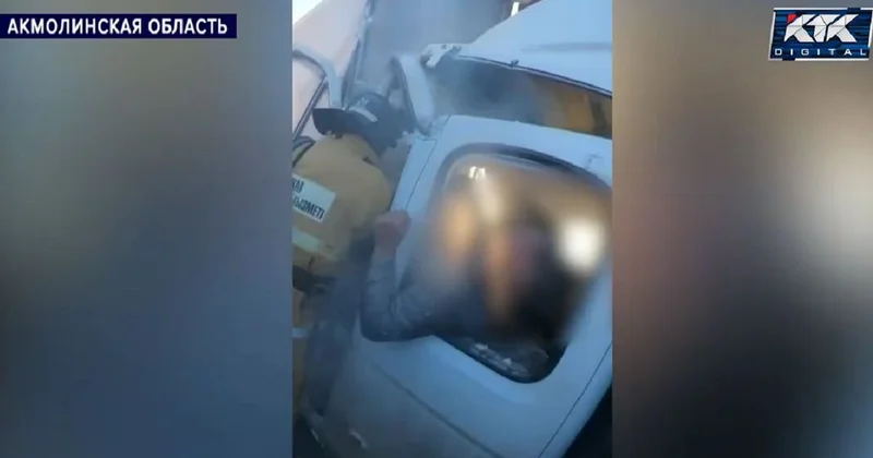 Водителя зажало в кабине горящего грузовика после ДТП в Акмолинской области