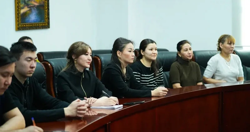 Конституциялық комиссия мүшесі білім саласының мамандарымен кездесті