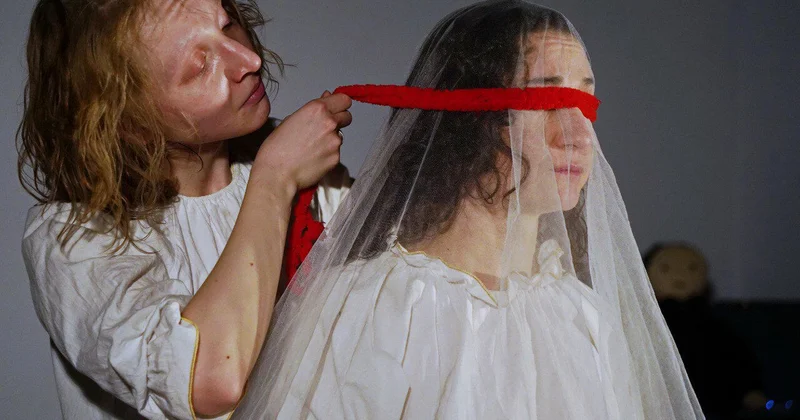 Нужна неотложка? Идите в театр!