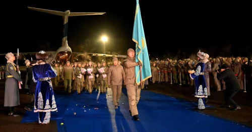 Астана әуежайында Дубайдан олжалы оралған сарбаздарды салтанатты түрде қарсы алды