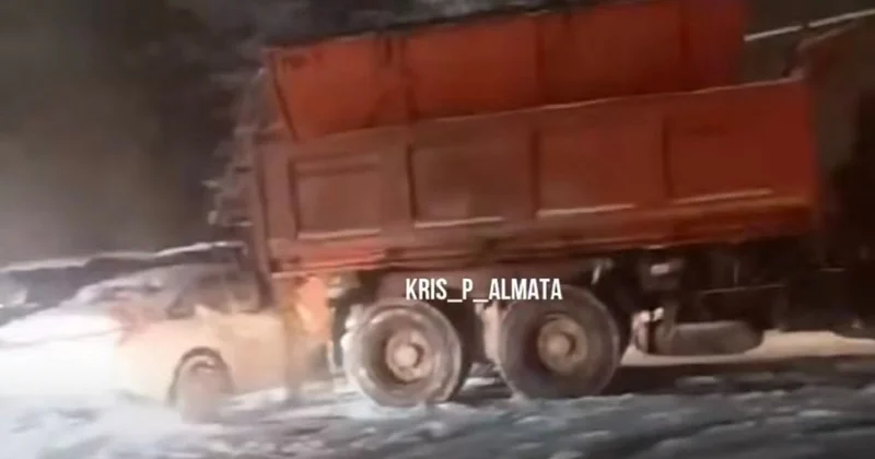 КамАЗ столкнулся с полицейской машиной в Алматинской области (видео)