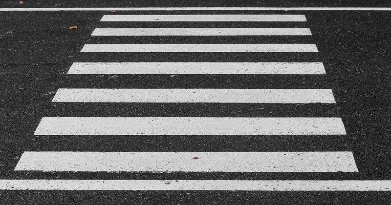 Алматинец сбил подростка на зебре, дал ему снег и скрылся