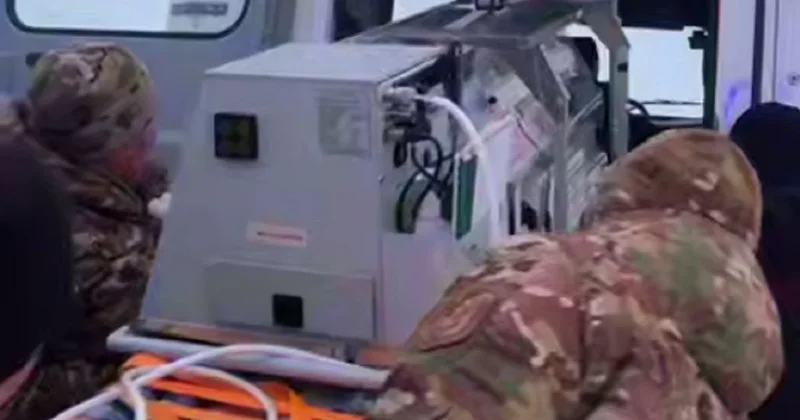 Новорожденного и маму экстренно вывезли из отрезанного от мира села в Атырауской области (видео)