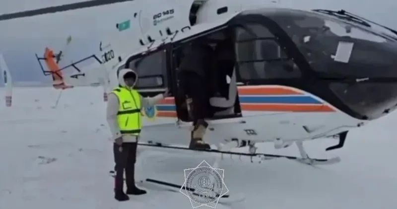 Жетісу облысында қар мен балшыққа батқан қос көліктегі жолаушылар тікұшақпен эвакуацияланды
