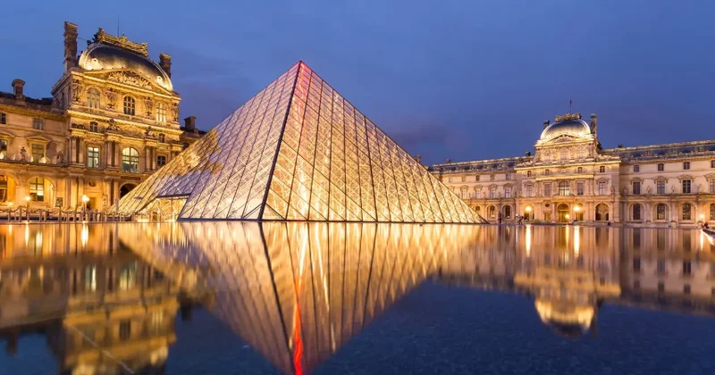 Сотрудников музея и гидов подозревают в мошенничестве с билетами в Лувр на 10 млн евро