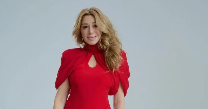 Девушка в красном : 61 летняя Алена Апина попозировала в мини платье