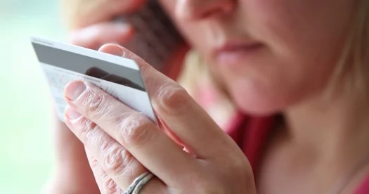 Сотрудник АФМ вымогал 10 тысяч долларов у пенсионерки из Павлодара