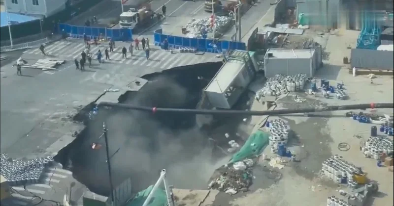 В Шанхае часть дороги обрушилась во время строительства метро видео