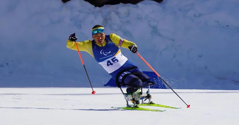 Нурлан Смагулов дарит паралимпийцу Ерболу Хамитову автомобиль Chery Tiggo 7