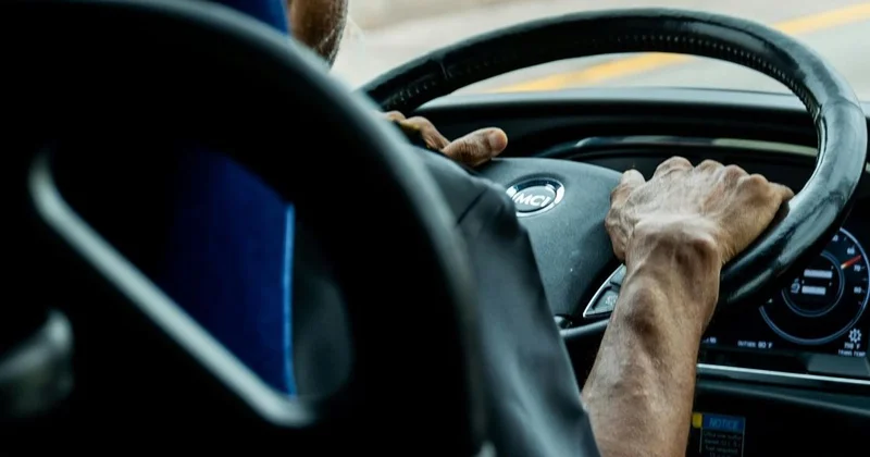 Автобус столкнулся с пятью машинами: массовое ДТП произошло в центре Алматы (видео)