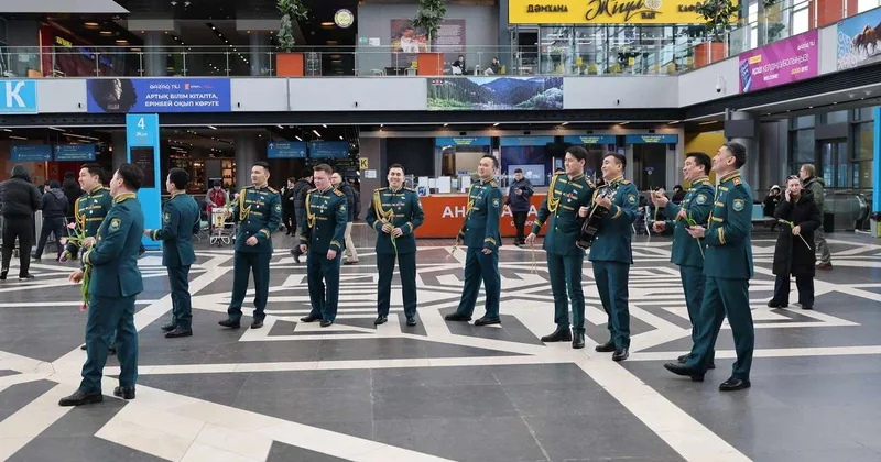 Мужской хор Нацгвардии поздравил женщин столицы