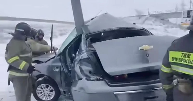 Cobalt боком врезался в столб под Карагандой (видео)