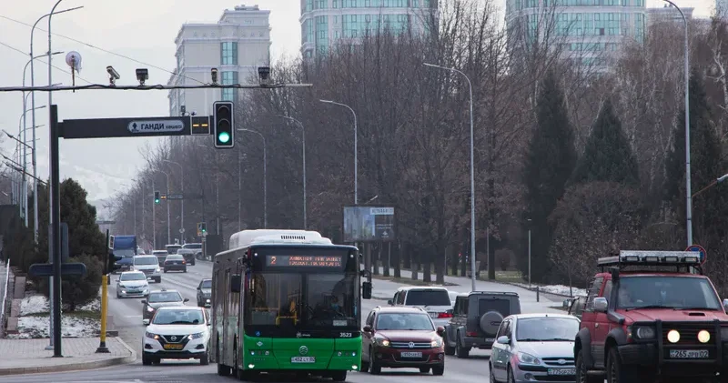 Алматыда қоғамдық көліктің қатысуымен жаппай жол апаты болды: бір адам зардап шекті