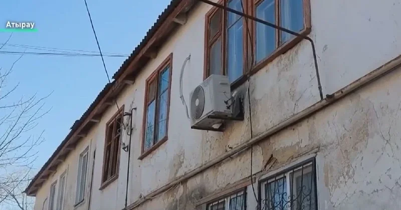 Крыша течет, трубы лопаются : жители дома в Атырау требуют срочного переселения (видео)
