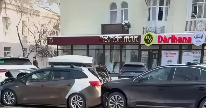 Автобус столкнулся с пятью машинами в Алматы: пострадал один человек