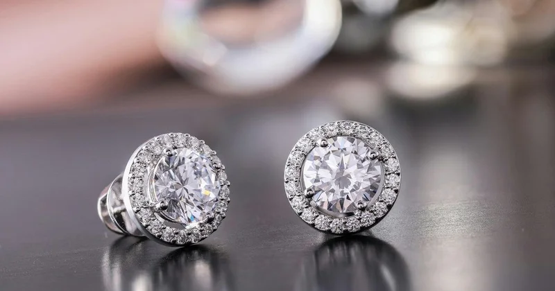 Казахстанке вернули похищенные украшения с бриллиантами