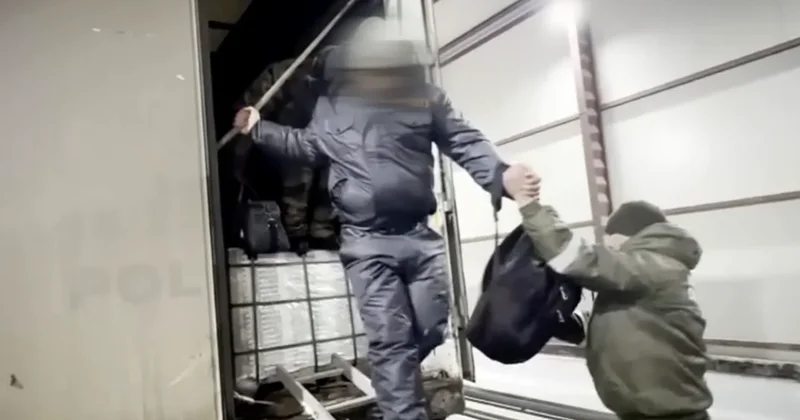 Фуру из Ташкента остановили на казахско российской границе: в прицепе нашли 18 человек