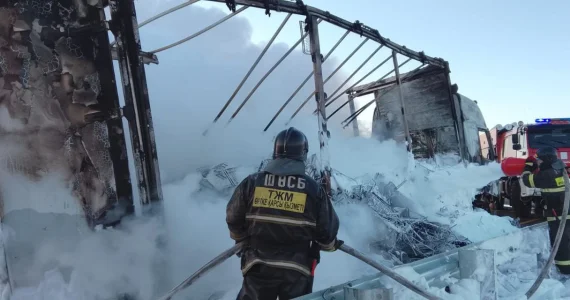 Пожарные добровольцы потушили горевший на трассе грузовик у села Урджар
