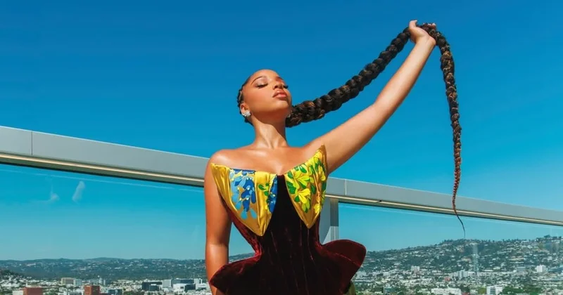 Это огонь! : Хлоя Бейли появилась в ярком наряде с экстремально длинной косой